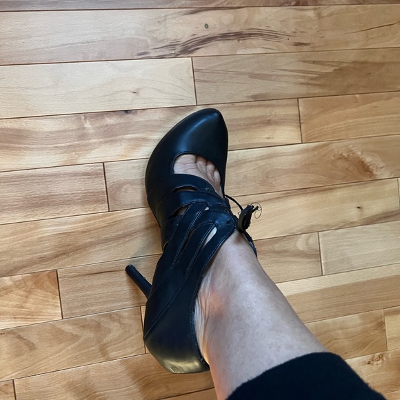 4/$20 Black tie up heels size 9 - Picture 2 of 11